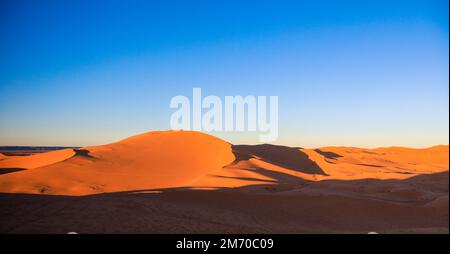 Fantastische Aussicht auf die Golden Sahara Desert Sands in der Nähe der Oasenstadt Taghit, Algerien Stockfoto