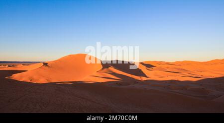 Fantastische Aussicht auf die Golden Sahara Desert Sands in der Nähe der Oasenstadt Taghit, Algerien Stockfoto