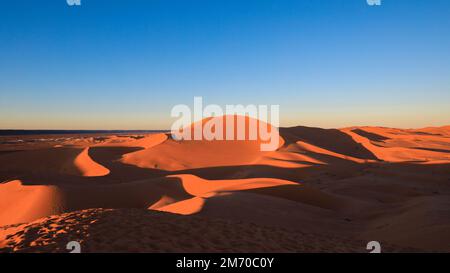 Fantastische Aussicht auf die Golden Sahara Desert Sands in der Nähe der Oasenstadt Taghit, Algerien Stockfoto