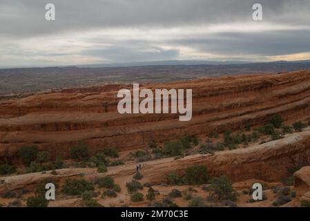 Auf dem Devil's Garden Trail im Arches-Nationalpark, Utah, erwartet euch ein Blick nach Westen auf einer hohen Sandsteinfelse Stockfoto