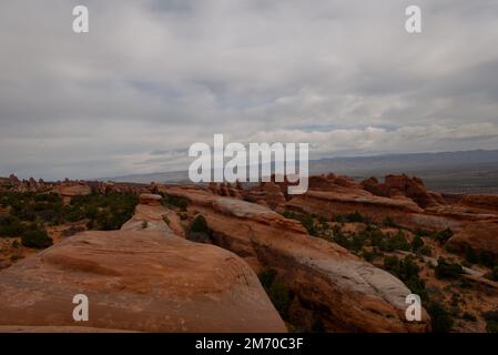 Ein Labyrinth aus Sandsteinfelsen und Graten auf dem Devil's Garden Trail im Arches-Nationalpark, Utah Stockfoto