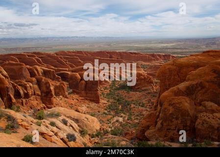 Der Devil's Garden Trail im Arches-Nationalpark, Utah, bietet einen Blick über das Tal Stockfoto