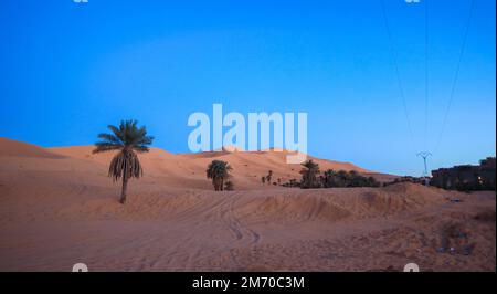 Fantastische Aussicht auf die Golden Sahara Desert Sands in der Nähe der Oasenstadt Taghit, Algerien Stockfoto