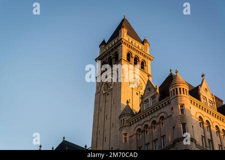 Old Post Office Pavilion, ehemaliges Postbürogebäude aus dem 19. Jahrhundert, wurde zu einer gehobenen Unterkunft mit Restaurants und einem Spa., Washington, D.C., USA Stockfoto