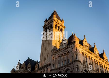 Old Post Office Pavilion, ehemaliges Postbürogebäude aus dem 19. Jahrhundert, wurde zu einer gehobenen Unterkunft mit Restaurants und einem Spa., Washington, D.C., USA Stockfoto