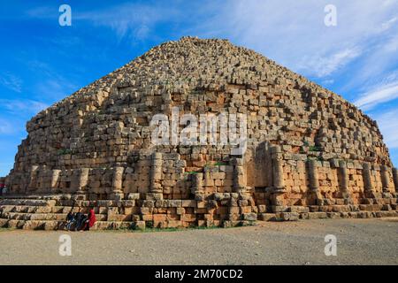 Blick aus der Vogelperspektive auf die Ruinen des Königlichen Mausoleums von Mauretania, beerdigtes numidianisches Denkmal in der Provinz Tipaza, Algerien Stockfoto