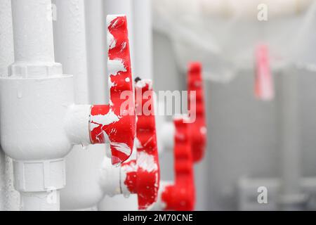 Kugelventil zur Steuerung des Wasserflusses auf einem PVC-Rohr, das als Tor mit Nahaufnahme seines Griffs dient Stockfoto