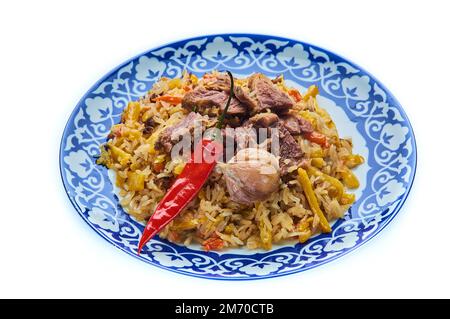 Köstlicher usbekischer Pilaf auf einem Teller auf einem weißen, isolierten Hintergrund Stockfoto