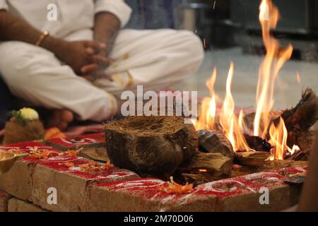 Das indische Yajna-Ritual oder die Vedic-Feuerzeremonie namens Pooja ist ein Ritual für viele kulturelle Veranstaltungen in der indischen Tradition Stockfoto