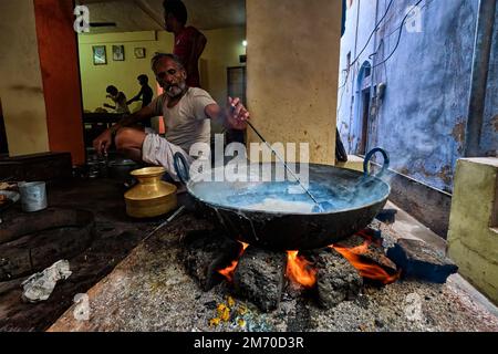 Pushkar, Indien - 7. November 2019: Street Food Stand Kochen Sie mit Löffel süßes puri-Brot und Rabri-süßes Gericht auf Kondensmilch-Basis Stockfoto