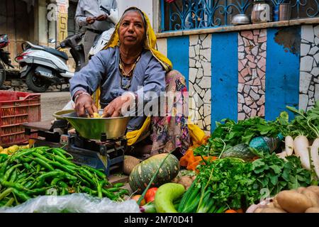 Pushkar, Indien - 7. November 2019: Frau, die Gemüse auf der Straße von Pushkar, Rajasthan, Indien verkauft Stockfoto