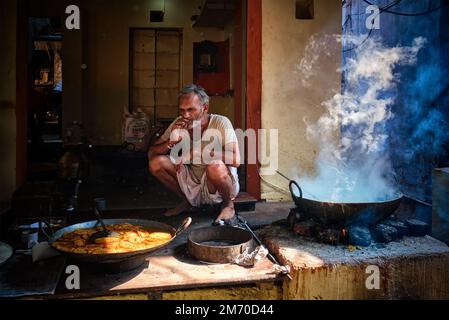 Pushkar, Indien - 7. November 2019: Street Food Stall Kochen Sie Rauchen, während Sie süßes puri-Brot und Rabri-süßes Gericht auf Kondensmilch-Basis auf der Straße kochen Stockfoto