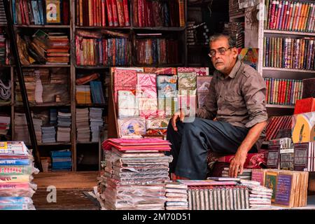 Pushkar, Indien - 7. November 2019: Indischer Buchhändler unter den Büchern in Pushkar, Rajasthan, Indien Stockfoto