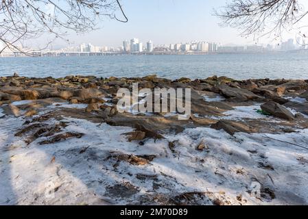 Han-Fluss Hangang und Seoul-Stadtbild im Winter in Südkorea Stockfoto