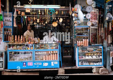 Pushkar, Indien - 7. November 2019: Metallwaren aus Messing mit Anbietern in Pushkar, Rajasthan, Indien Stockfoto