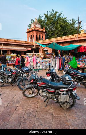 Jodhpur, Indien - 14. November 2019: Motorräder auf dem Sardar-Markt und Einkaufsmöglichkeiten. Jodhpur, Rajasthan, Indien Stockfoto