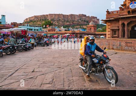 Jodhpur, Indien - 14. November 2019: Menschen auf dem Sardar-Markt mit der Festung Mehrangarh im Hintergrund. Jodhpur, Rajasthan, Indien Stockfoto