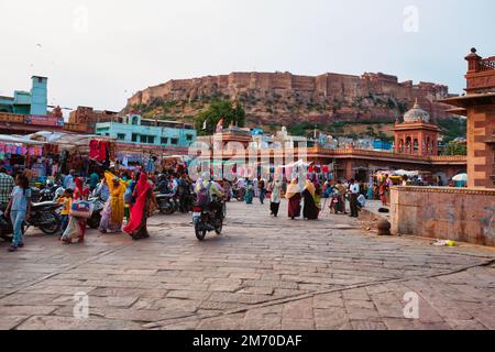 Jodhpur, Indien - 14. November 2019: Menschen auf dem Sardar-Markt mit der Festung Mehrangarh im Hintergrund. Jodhpur, Rajasthan, Indien Stockfoto