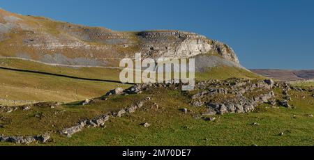 Die Kalksteinklippen der Robin Proctors Scar im Yorskhire Dales-Nationalpark ragen über das Moor Stockfoto