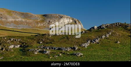 Die Kalksteinklippen der Robin Proctors Scar im Yorskhire Dales-Nationalpark ragen über das Moor Stockfoto