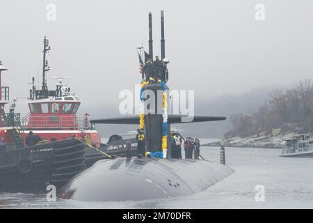 Groton, Usa. 03. Januar 2023. Die USA Das Navy Virginia-Klasse-Schnellangriff-U-Boot USS Newport News wird von einem Schlepper unterstützt, das die Themse hinunterfährt, um auf der Naval Submarine Base New London, 3. Januar 2023 in Groton, Connecticut, zu Homecoming zu kommen. Newport News kehrte nach einem sechsmonatigen Einsatz zum Homeport zurück. Kredit: John Narewski/USA Navy/Alamy Live News Stockfoto