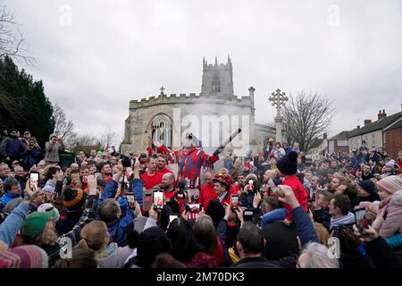 DER zeremonielle Narr James Chatwin hält eine Rede während des Rauchens des Narr, während er den Haxey Hood beginnt, eine alte Tradition aus dem 14. Jahrhundert im Dorf Haxey in North Lincolnshire. Teams, die Pubs aus zwei lokalen Dörfern, Haxey und Westwoodside, vertreten, kämpfen um die Kapuze - ein Lederschlauch - für ihren Pub-Vermieter. Die Haube wird in die Menge geworfen und nach vorn in Richtung der Pubs geschwenkt, die als Tore bekannt sind, ohne dass sie getreten oder geworfen wird. Der preisgekrönte Pub zeigt die Kapuze bis zum nächsten Jahr. Foto: Freitag, Januar Stockfoto