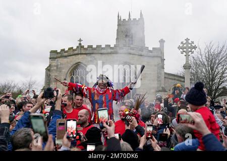 DER zeremonielle Narr James Chatwin hält eine Rede während des Rauchens des Narr, während er den Haxey Hood beginnt, eine alte Tradition aus dem 14. Jahrhundert im Dorf Haxey in North Lincolnshire. Teams, die Pubs aus zwei lokalen Dörfern, Haxey und Westwoodside, vertreten, kämpfen um die Kapuze - ein Lederschlauch - für ihren Pub-Vermieter. Die Haube wird in die Menge geworfen und nach vorn in Richtung der Pubs geschwenkt, die als Tore bekannt sind, ohne dass sie getreten oder geworfen wird. Der preisgekrönte Pub zeigt die Kapuze bis zum nächsten Jahr. Foto: Freitag, Januar Stockfoto