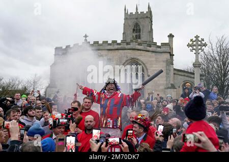 DER zeremonielle Narr James Chatwin hält eine Rede während des Rauchens des Narr, während er den Haxey Hood beginnt, eine alte Tradition aus dem 14. Jahrhundert im Dorf Haxey in North Lincolnshire. Teams, die Pubs aus zwei lokalen Dörfern, Haxey und Westwoodside, vertreten, kämpfen um die Kapuze - ein Lederschlauch - für ihren Pub-Vermieter. Die Haube wird in die Menge geworfen und nach vorn in Richtung der Pubs geschwenkt, die als Tore bekannt sind, ohne dass sie getreten oder geworfen wird. Der preisgekrönte Pub zeigt die Kapuze bis zum nächsten Jahr. Foto: Freitag, Januar Stockfoto