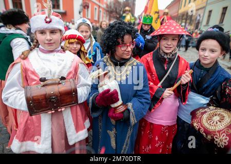 Breslau, Breslau, Polen. 6. Januar 2023. Die Prozession der drei Könige ging durch Breslau. Etwa 5.000 Personen nahmen an der Prozession Teil. (Bild: © Krzysztof Zatycki/ZUMA Press Wire) Stockfoto