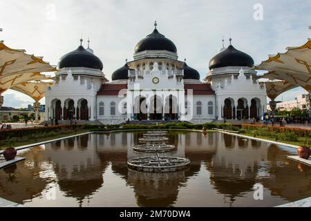 Baiturrahman Grand Moschee, diese Moschee ist eine historische Moschee in der Provinz Aceh, sie wurde 1612 v. Chr. gegründet. Stockfoto