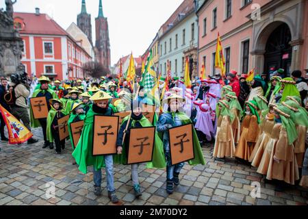 Breslau, Breslau, Polen. 6. Januar 2023. Die Prozession der drei Könige ging durch Breslau. Etwa 5.000 Personen nahmen an der Prozession Teil. (Bild: © Krzysztof Zatycki/ZUMA Press Wire) Stockfoto