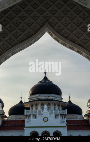 Baiturrahman Grand Moschee, diese Moschee ist eine historische Moschee in der Provinz Aceh, sie wurde 1612 v. Chr. gegründet. Stockfoto