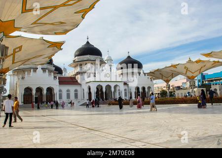 Baiturrahman Grand Moschee, diese Moschee ist eine historische Moschee in der Provinz Aceh, sie wurde 1612 v. Chr. gegründet. Stockfoto