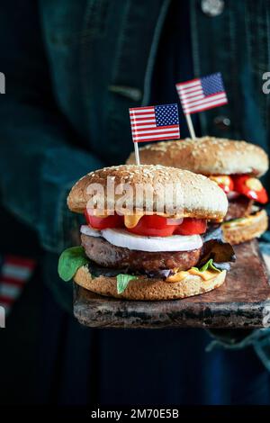 Rindfleisch-Burger mit amerikanischer Flagge, für den USA-Unabhängigkeitstag Stockfoto