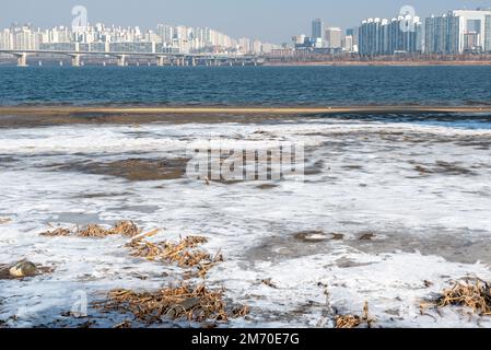 Han-Fluss Hangang und Seoul-Stadtbild im Winter in Südkorea Stockfoto