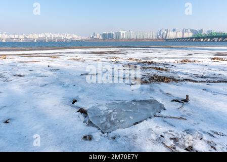 Han-Fluss Hangang und Seoul-Stadtbild im Winter in Südkorea Stockfoto
