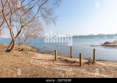Han-Fluss Hangang und Seoul-Stadtbild im Winter in Südkorea Stockfoto