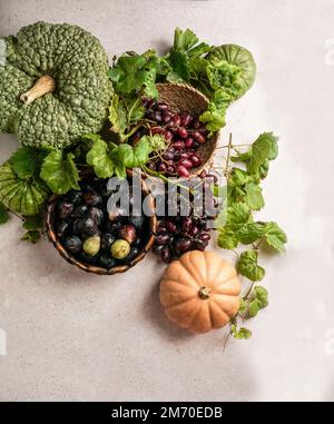 Herbstzusammensetzung, Trauben, Feigen, Kürbis, Draufsicht, Konzept von Halloween, Thanksgiving Stockfoto