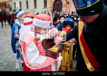 Breslau, Breslau, Polen. 6. Januar 2023. Die Prozession der drei Könige ging durch Breslau. Etwa 5.000 Personen nahmen an der Prozession Teil. (Bild: © Krzysztof Zatycki/ZUMA Press Wire) Stockfoto