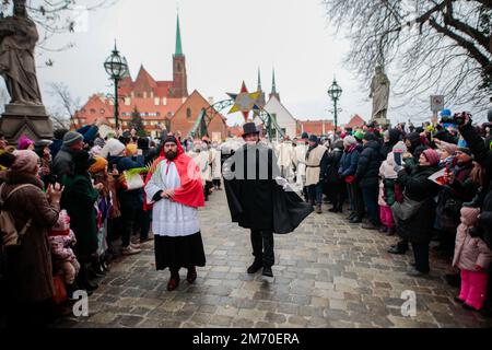 Breslau, Breslau, Polen. 6. Januar 2023. Die Prozession der drei Könige ging durch Breslau. Etwa 5.000 Personen nahmen an der Prozession Teil. (Bild: © Krzysztof Zatycki/ZUMA Press Wire) Stockfoto