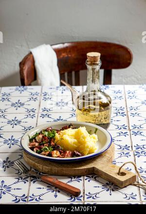 pulpo a la gallega, ein Tintenfisch mit gekochten Kartoffeln, typisch spanisches galizisches Gericht, Stockfoto