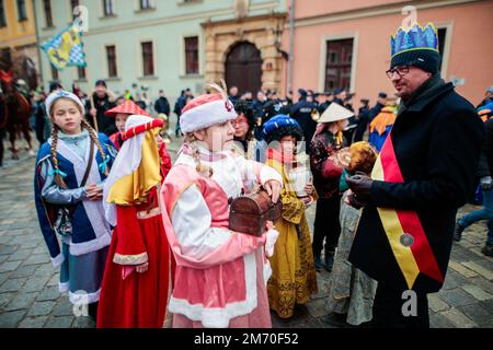 Breslau, Breslau, Polen. 6. Januar 2023. Die Prozession der drei Könige ging durch Breslau. Etwa 5.000 Personen nahmen an der Prozession Teil. (Bild: © Krzysztof Zatycki/ZUMA Press Wire) Stockfoto