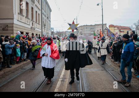 Breslau, Breslau, Polen. 6. Januar 2023. Die Prozession der drei Könige ging durch Breslau. Etwa 5.000 Personen nahmen an der Prozession Teil. (Bild: © Krzysztof Zatycki/ZUMA Press Wire) Stockfoto