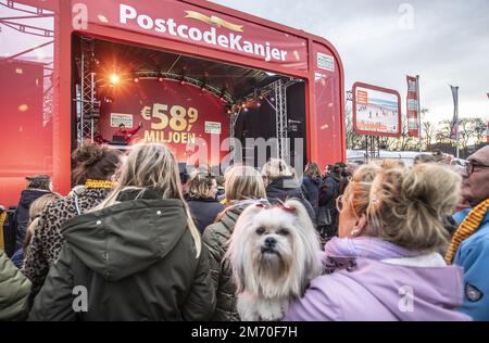 HEEMSKERK - Niederlande. 06/01/2022. HEEMSKERK - feiert während einer Nachbarschaftsparty auf dem Messegelände hinter dem Rathaus, organisiert von der Postcode Lottery für die Gewinner des PostcodeKanjer von 58,9 Millionen Euro, Postleitzahl 1961 GB in Heemskerk. ANP EVA PLEVIER niederlande raus - belgien raus Stockfoto