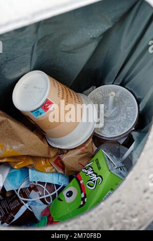 Köln, Deutschland. 06. Januar 2023. Einwegbecher liegen in einem Müllcontainer in der Nähe mehrerer Fast-Food-Restaurants. Kunden in Deutschland haben seit Januar 1 das Recht, Getränke und Mahlzeiten zum Mitnehmen in wiederverwendbaren Verpackungen zu erhalten. Einwegverpackungen bleiben im Umlauf. Kredit: Henning Kaiser/dpa/Alamy Live News Stockfoto