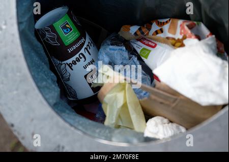 Köln, Deutschland. 06. Januar 2023. Einwegbecher liegen in einem Müllcontainer in der Nähe mehrerer Fast-Food-Restaurants. Kunden in Deutschland haben seit Januar 1 das Recht, Getränke und Mahlzeiten zum Mitnehmen in wiederverwendbaren Verpackungen zu erhalten. Einwegverpackungen bleiben im Umlauf. Kredit: Henning Kaiser/dpa/Alamy Live News Stockfoto