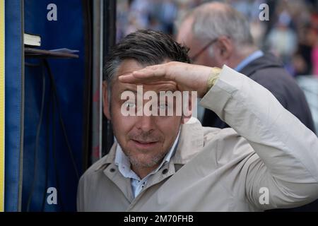 Ascot, Berkshire, Großbritannien. 6. August 2022. Ein Buchmacher schaut sich das Rennen an. Kredit: Maureen McLean/Alamy Stockfoto