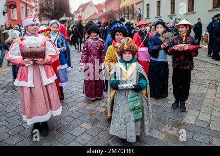 Breslau, Breslau, Polen. 6. Januar 2023. Die Prozession der drei Könige ging durch Breslau. Etwa 5.000 Personen nahmen an der Prozession Teil. (Bild: © Krzysztof Zatycki/ZUMA Press Wire) Stockfoto