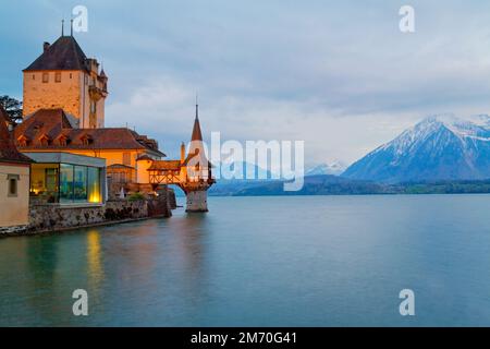 Schloss Oberhofen am Thunersee in den schweizer Alpen, Schweiz Stockfoto