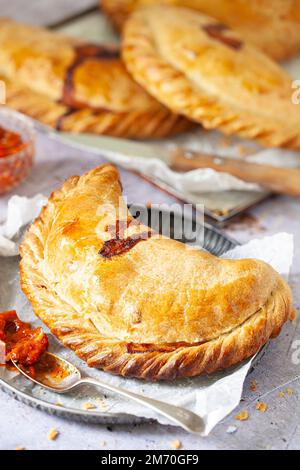 Nahaufnahme einer vegetarischen Version einer kornischen Pastete mit gewellter Kante. Stockfoto